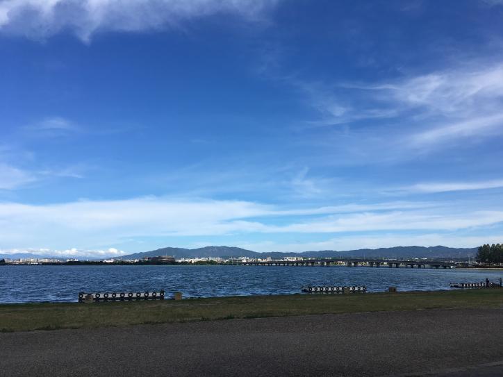 <font size='2' color='blue'>滋賀県大津市 琵琶湖に面した「なぎさ公園」の景色。</font>