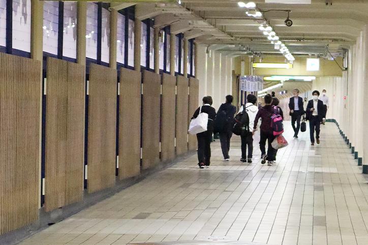 <font size ='-1' color=blue>On her way to Royal Host. Looked like walking with a springy step.</font>