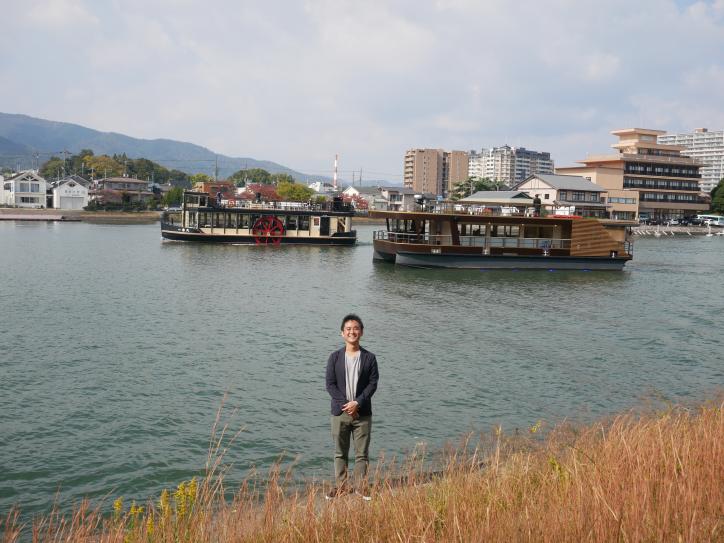 <font size=2 color=blue>Pleasure boats come and go on Setagawa behind us, while our conversation deepened.</font>