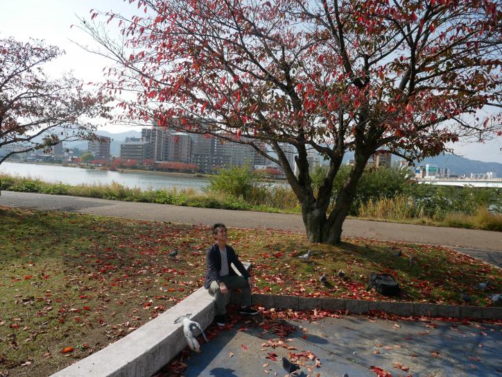 <font size=2 color=blue>More pigeons gathered around me. Autumn leaves in the park are beautifully reflecting on water’s surface.</font>