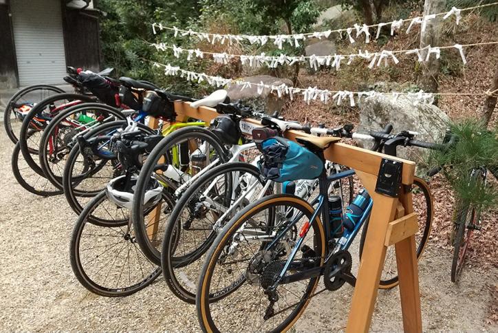 <font size='2' color='blue'>A bicycle rack and visitors’ road bikes in the precinct of the shrine</font>