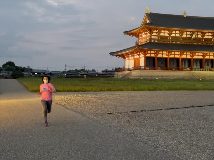 <font color='blue' size='2'>Daigokuden has a spacious flat field around it, and I’m jogging freely!</font>