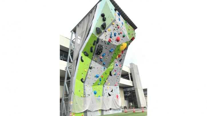 <font size='2' color='blue'>Lead climbing wall at Kurayoshi SC</font>