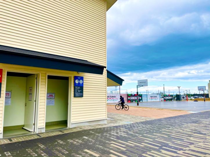 <font color='blue' size='2'>Locker room right next to” SUNCOURT” for 3 x 3 basketball. Dr. Ikeda didn’t use it, instead, he changed quicky in the way he mastered at sports club.</font>