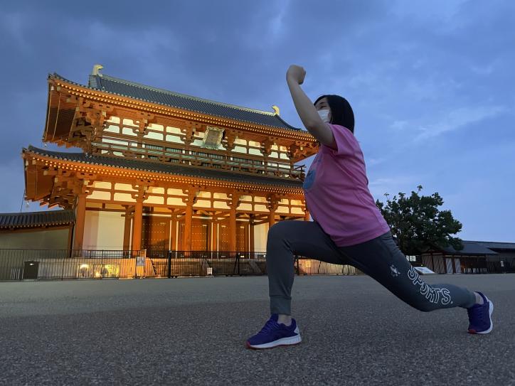 <font color='blue' size='2'>Walking lunge. With knees and toes facing the same direction, squat down and step forward</font>