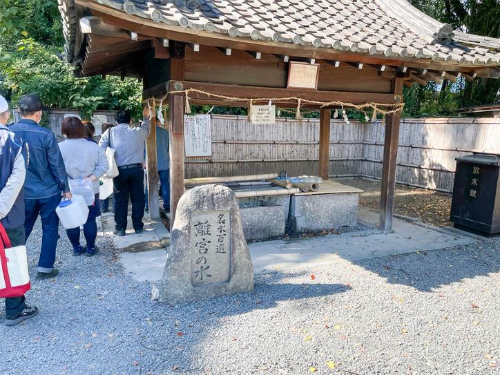 <font color='blue' size='2'>手水舎の手前に「名水百選 離宮の水」の石碑</font>